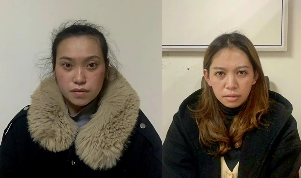 Vy (bên trái) và Hằng tại cơ quan công an. Ảnh: CA