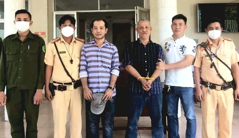 Thời điểm bị bắt giữ, cả hai vẫn còn biểu hiện ngáo đá. Ảnh CACC