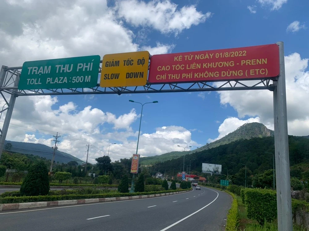 Từ 1-8, nếu không dán thẻ thu phí tự động, xe ô tô không thể qua trạm thu phí Định An. Ảnh: VÕ TÙNG