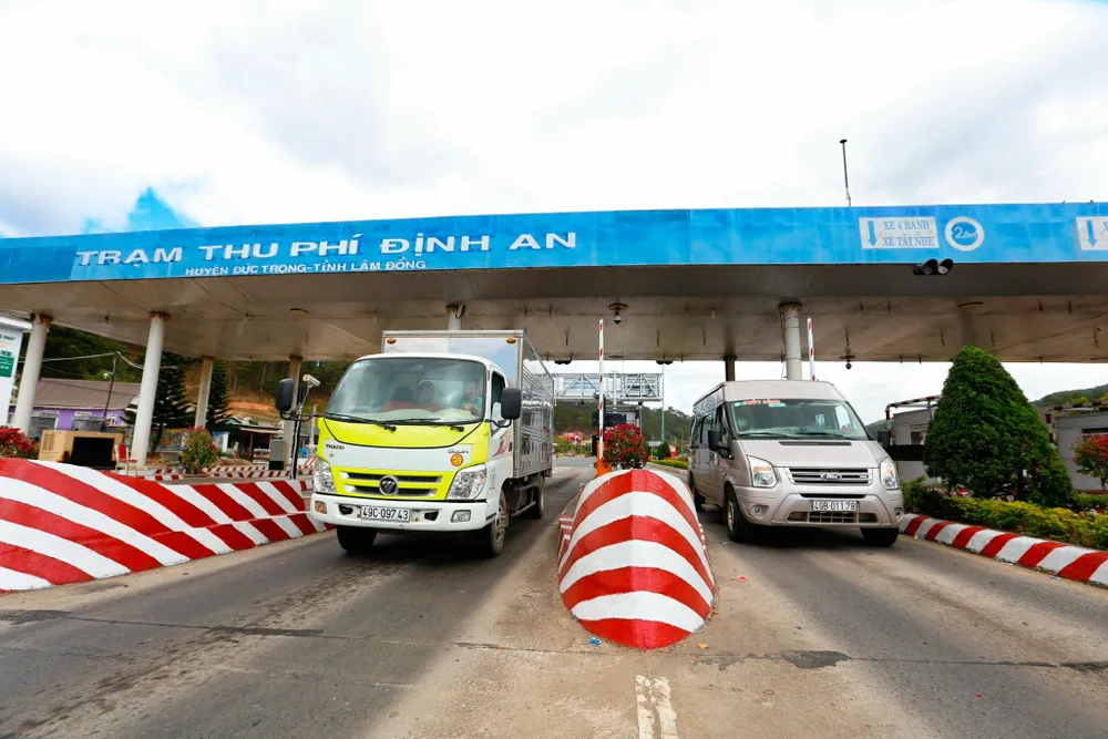 Sẽ không còn làn thu phí hỗn hợp ở Trạm thu phí Định An. Ảnh: VÕ TÙNG