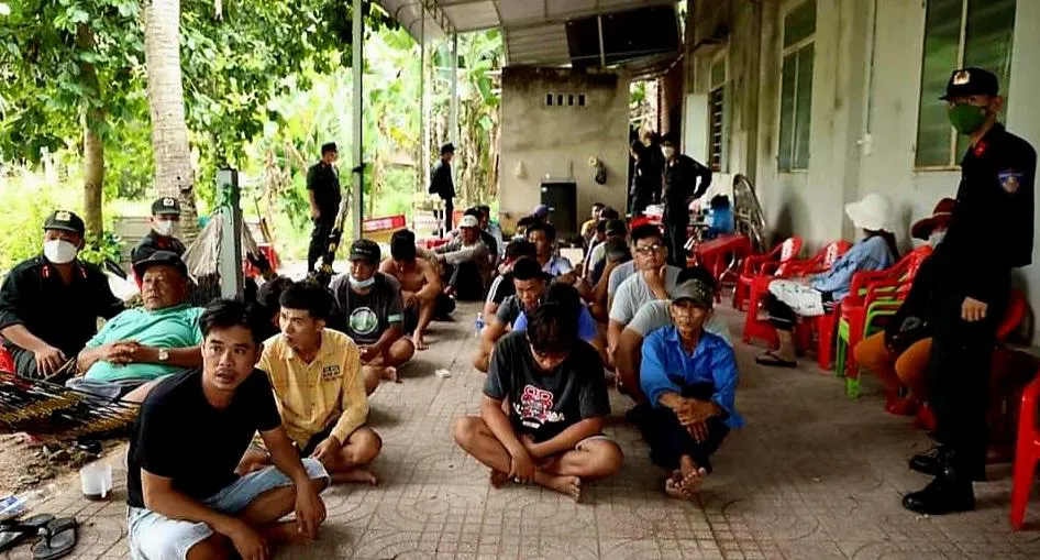 35 người sát phạt với số tiền ăn thua hàng trăm triệu đồng. Ảnh: CACC