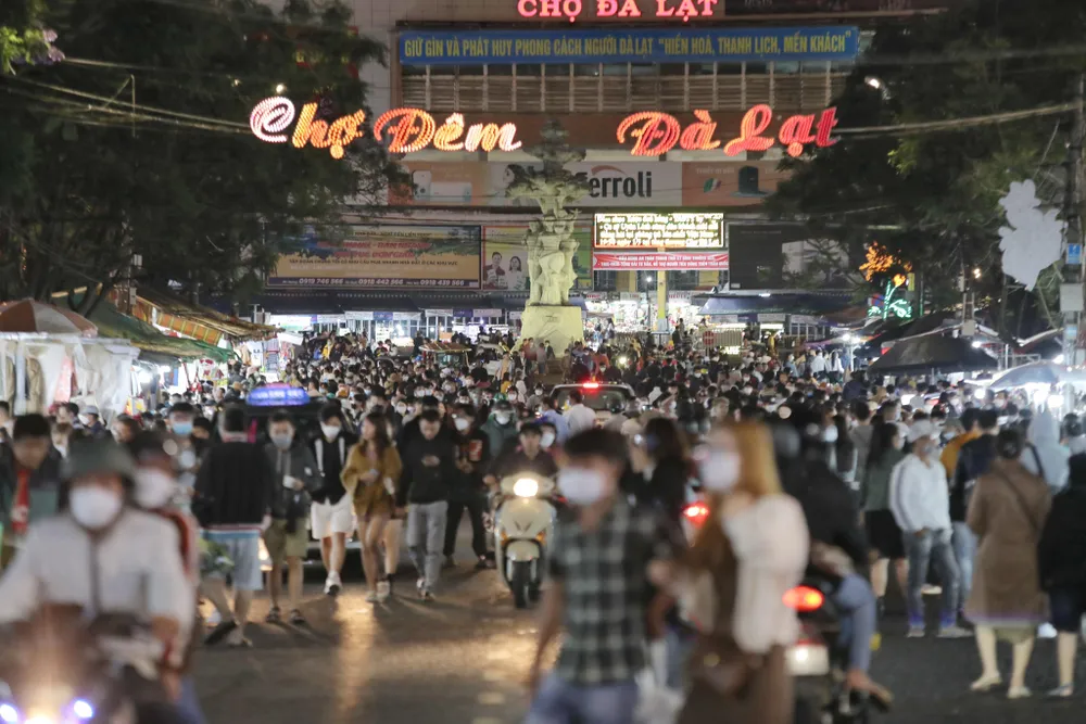 Chợ đêm Đà Lạt hiện tại đã quá tải khi du khách đồ về quá nhiều vào dịp lễ, cuối tuần.Ảnh: VÕ TÙNG Chợ đêm Đà Lạt hiện tại đã quá tải khi du khách đồ về quá nhiều vào dịp lễ, cuối tuần.Ảnh: VÕ TÙNG