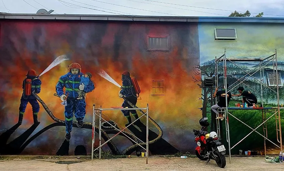 Bức tranh sơn nước phủ kín bức tường gây xúc động cho nhiều người đi đường. Ảnh: VÕ TÙNG