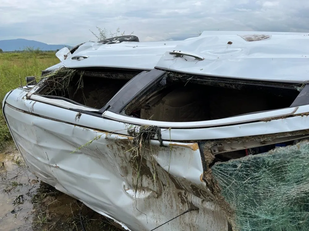 Theo người dân chứng kiến, chiếc ô tô lật nhiều vòng trước khi lao xuống ruộng. Ảnh: VÕ TÙNG