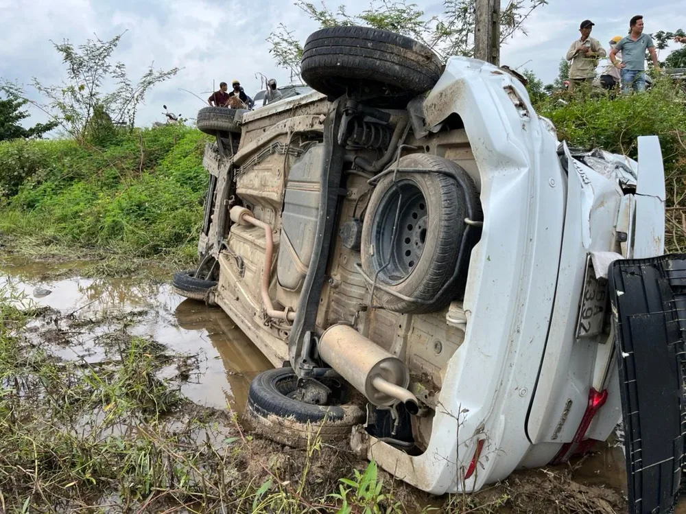 Chiếc ô tô con hư hỏng nặng. Ảnh: VÕ TÙNG
