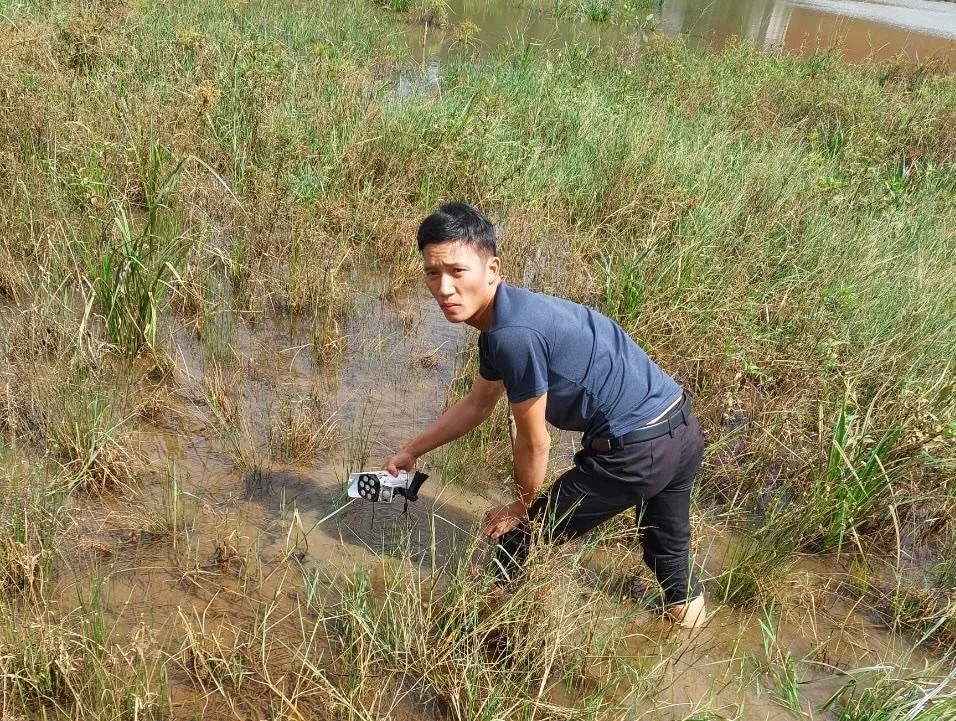 Trước khi phá hủy vườn sầu riêng, Minh đã ném 7 camera xuống ruộng. Ảnh: H.Y Trước khi phá hủy vườn sầu riêng, Minh đã ném 7 camera xuống ruộng. Ảnh: H.Y
