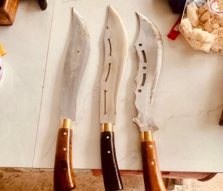 Hung khí mà nhóm cướp nhí uy hiếp người đi đường để cướp tài sản. Ảnh: CACC Hung khí mà nhóm cướp nhí uy hiếp người đi đường để cướp tài sản. Ảnh: CACC