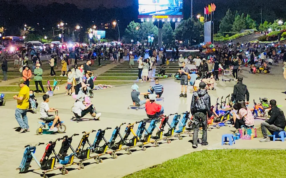 Giám đốc Công an tỉnh Lâm Đồng cho biết sẽ dẹp triệt để các hoạt động trái phép, trả lại nét đẹp vốn có của quảng trường. Ảnh VÕ TÙNG