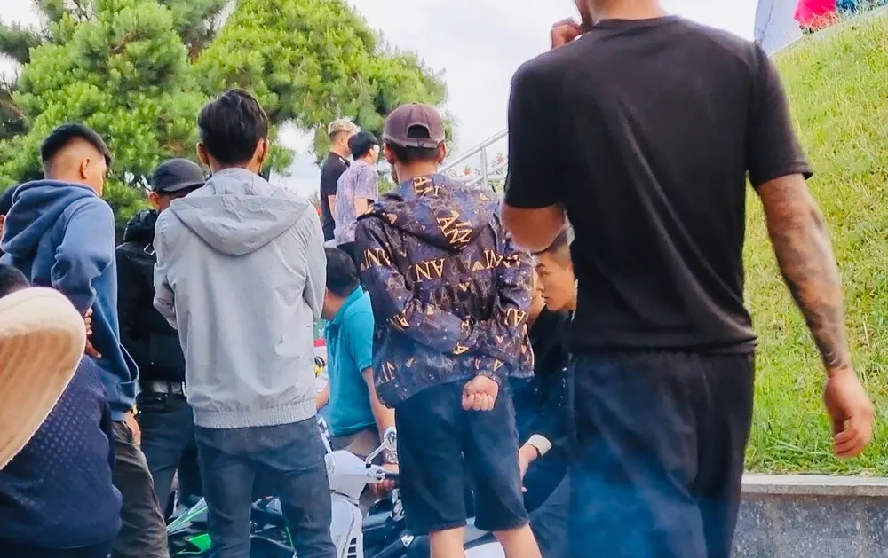 Hai thanh niên đưa xe điện ra cho thuê liền bị một nhóm dọa nạt, ép rời khỏi quảng trường Lâm Viên. Ảnh VÕ TÙNG