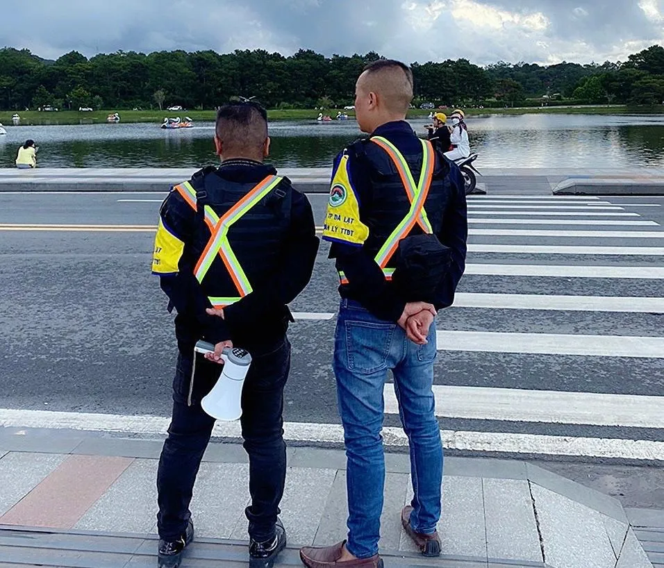 Lực lượng chức năng TP Đà Lạt túc trực để chấn chỉnh các hoạt động ở quảng trường sau chỉ đạo của UBND tỉnh. Ảnh TD