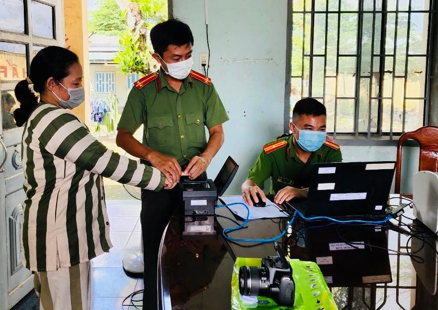 Trại giam Xuân Lộc phối hợp làm CCCD cho phạm nhân được đề nghị đặc xá. Ảnh Phan Thành Trung