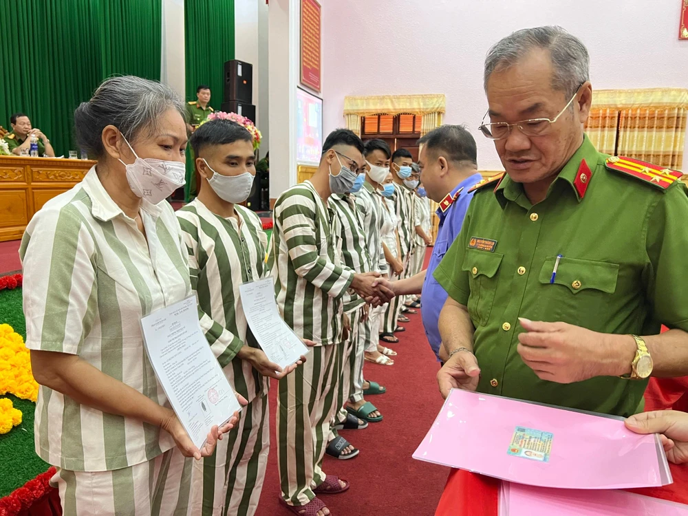 Lãnh đạo công an huyện Xuân Lộc trao CCCD cho các phạm nhân được đặc xá. Ảnh VÕ TÙNG