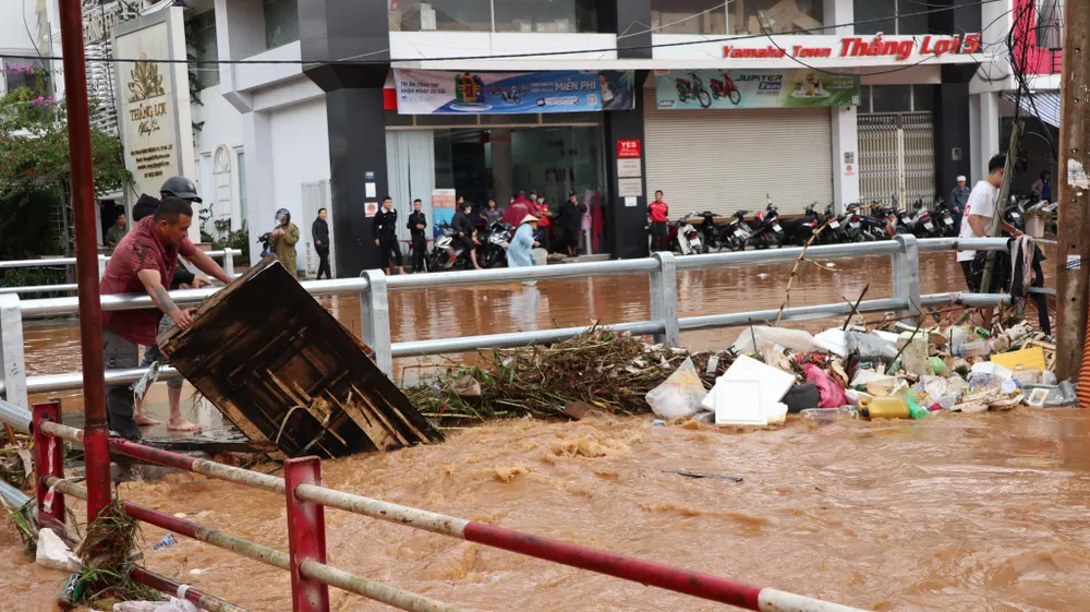 Rác theo dòng nước đổ về con suối rồi tắc nghẽn ở một cây cầu trên đường Phan Đình Phùng khiến nước ùn ứ lại, gây ngập. Ảnh CTV