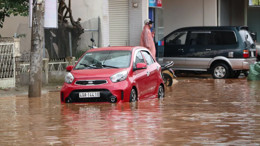 Cơn mưa kéo dài 45 phút đường Phan Đình Phùng ngập sâu. Ảnh CTV