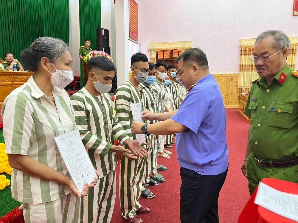 Lãnh đạo VKSND tỉnh Đồng Nai trao quyết định đặc xá cho phạm nhân. Ảnh VÕ TÙNG