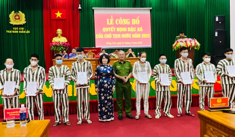 Chủ tịch UBND huyện Xuân Lộc trao giấy chứng nhận đặc xá cho phạm nhân. Ảnh VÕ TÙNG