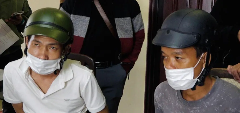 Hoàng Thanh Nghị và Phan Văn Long bị công an bắt giữ. Ảnh Lê Tiến