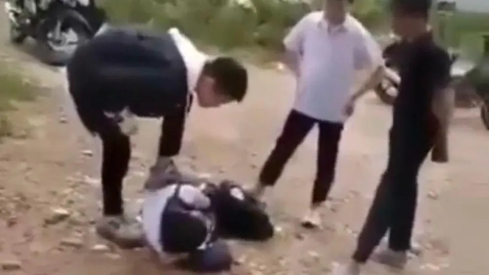 Clip đăng tải trên mạng xã hội vụ 2 học sinh bị đánh hội đồng. Ảnh CLIP