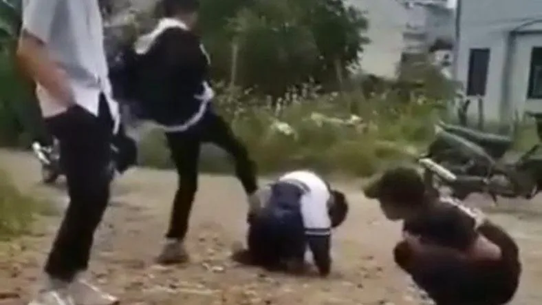 Ngoài đánh nhau gây thương tích, nhóm học sinh còn ép một học sinh khác hút thuốc lá điện tử. Ảnh CLIP