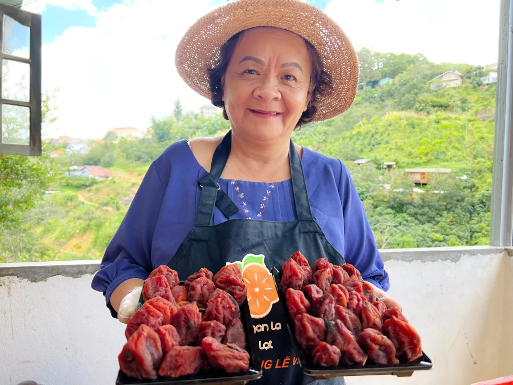 Từ những trái hồng căng mọng còn vị chát, phải mất 30 ngày với nhiều công đoạn, người nông dân mới có thể biến những trái hồng vỏ se khô, ruột đặc quánh. Vị chát được thay bằng vị ngọt thanh, thơm nhẹ. Ảnh: VÕ TÙNG