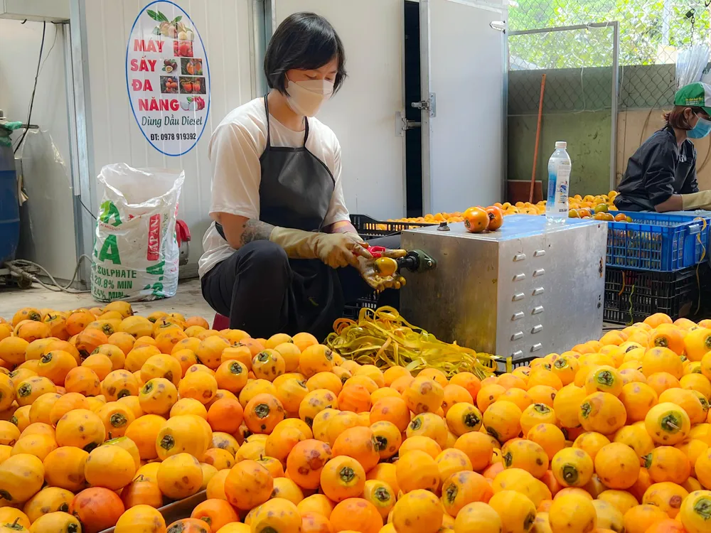 Công đoạn gọt vỏ. Ảnh: VÕ TÙNG