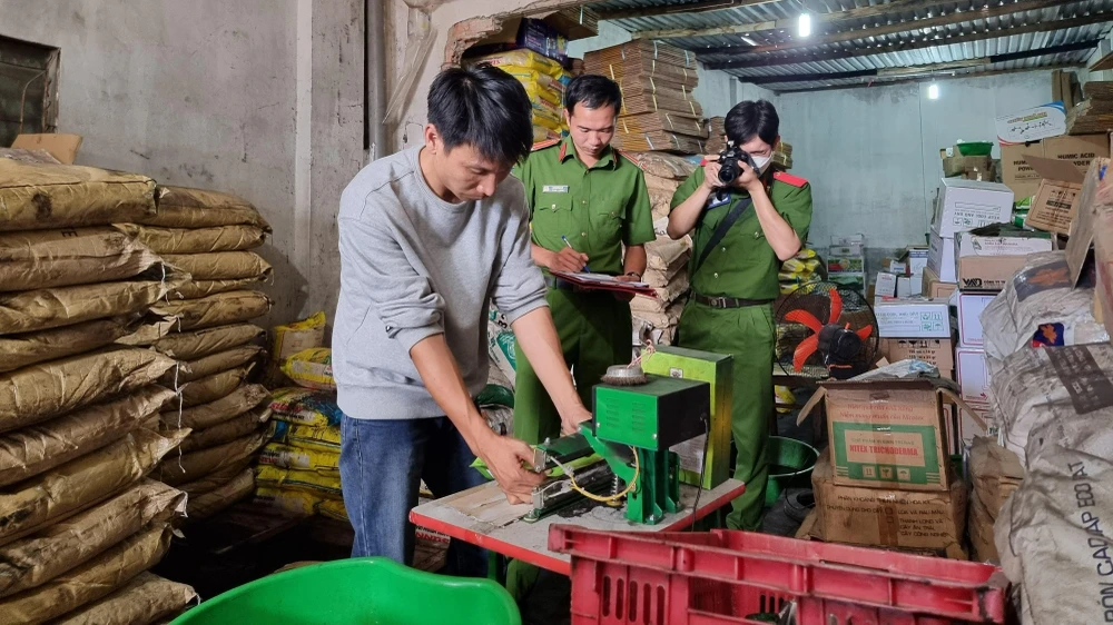 Ông Quang thừa nhận hành vi sang chiết phân bón trái phép. Ảnh: CALĐ Ông Quang thừa nhận hành vi sang chiết phân bón trái phép. Ảnh: CALĐ