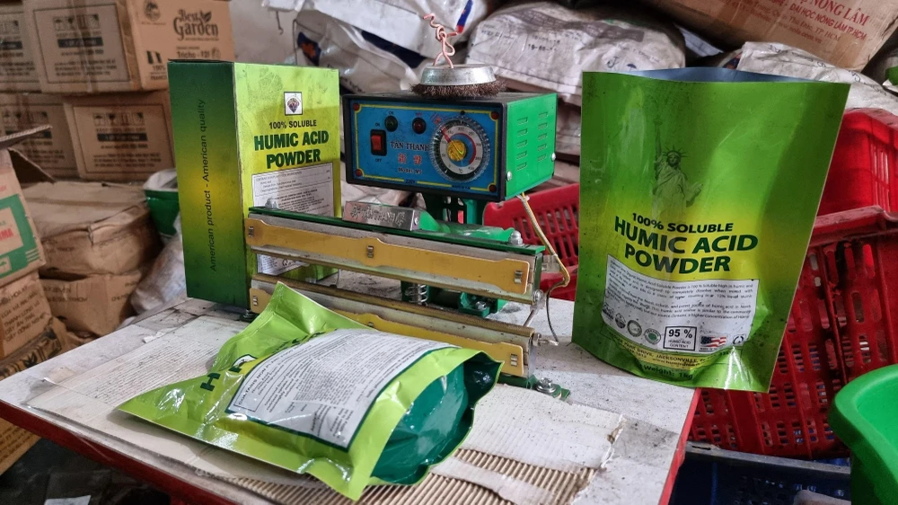 Ông Quang đã đóng gói phân bón nhãn hiệu “Hai Binh” có xuất xứ từ Trung Quốc vào bao có nhãn hiệu “Suluble Humic Acid Powder”. Ảnh: CALĐ Ông Quang đã đóng gói phân bón nhãn hiệu “Hai Binh” có xuất xứ từ Trung Quốc vào bao có nhãn hiệu “Suluble Humic Acid Powder”. Ảnh: CALĐ