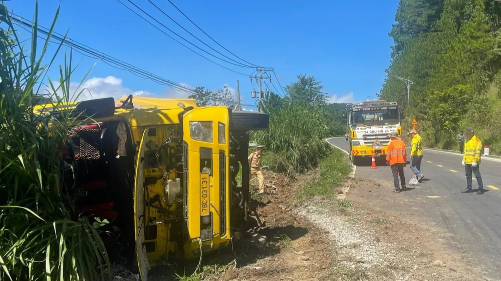 Xe tải bị lật sau cú va chạm. Ảnh: CTV Xe tải bị lật sau cú va chạm. Ảnh: CTV