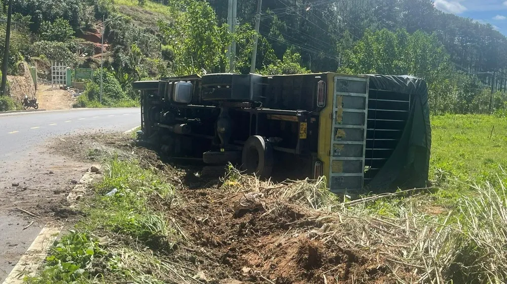 Hai xe tải bị lật sau cú va chạm liên hoàn. Ảnh: CTV Hai xe tải bị lật sau cú va chạm liên hoàn. Ảnh: CTV