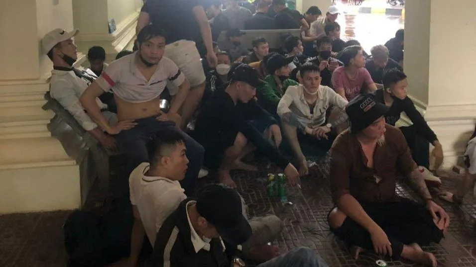 Nhiều công dân Việt Nam đang chờ hoàn tất các thủ tục để về nước. Ảnh TQ