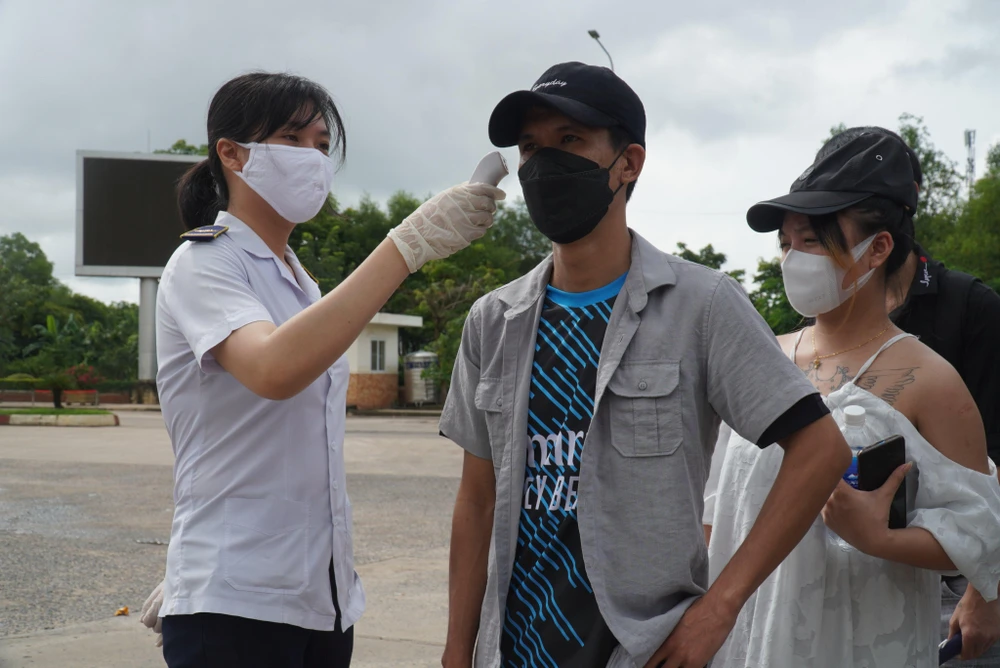 Kiểm tra sức khỏe của công dân trước khi nhập cảnh. Ảnh VT