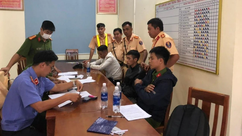 Hai thanh niên bị phát hiện dương tính với ma túy khi điều khiển phương tiện giao thông. Ảnh: VT