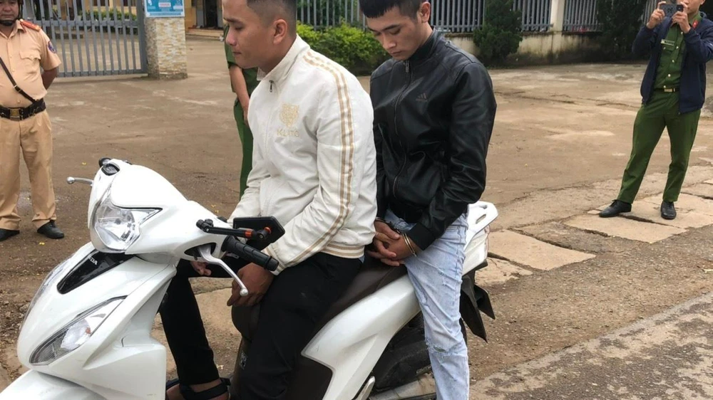 Giáp và Thắng còn bị phát hiện tàng trữ 3 bịch ma túy. Ảnh: VT