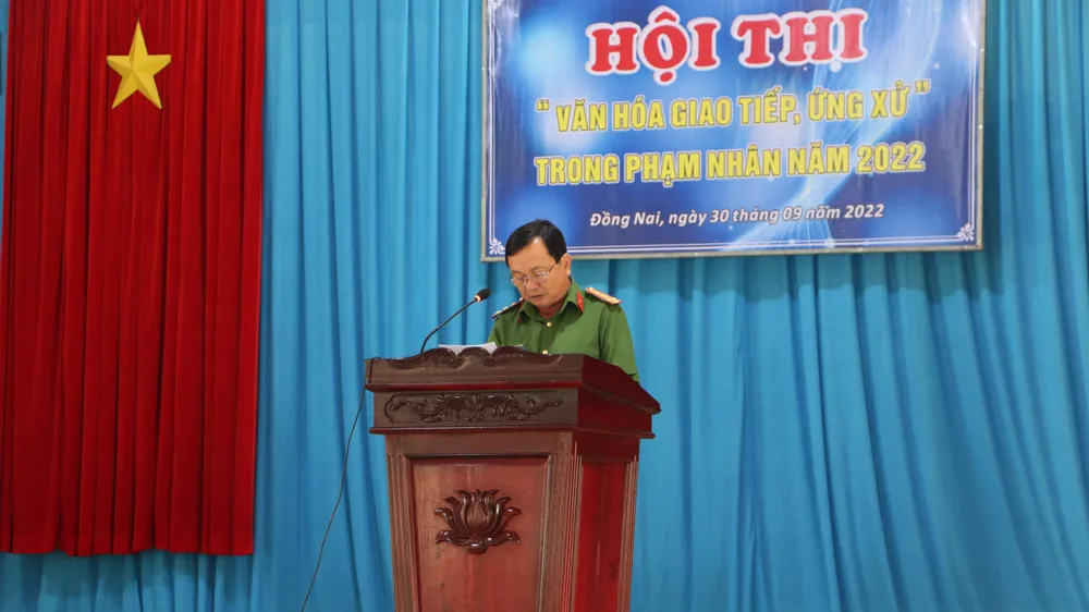 Đại tá Thái Duy Hồng - Giám thị Trại giam Xuân Lộc cho biết, hội thi là dịp để tiếp tục tuyên truyền phổ biến, giáo dục phạm nhân về ý thức trách nhiệm và nghĩa vụ, tư thế, lễ tiết tác phong, nếp sống sinh hoạt, giao tiếp, ứng xử văn minh trong quá trình chấp hành án. Ảnh: VÕ TÙNG