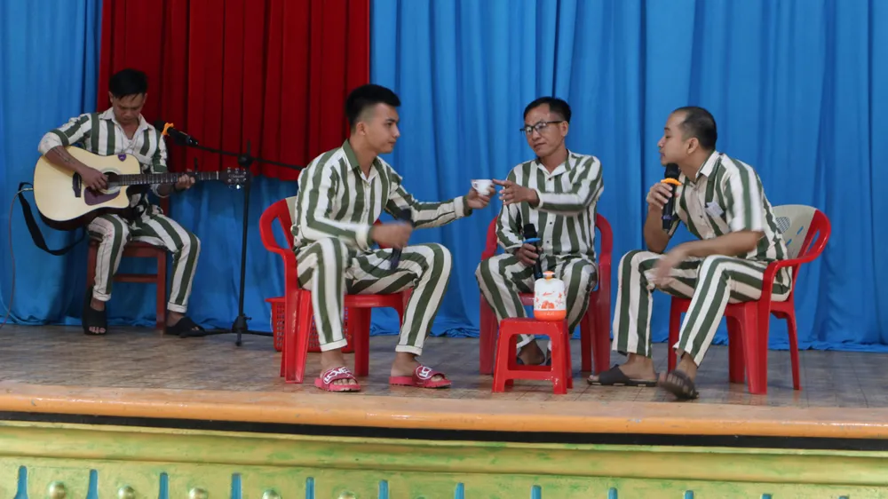 “Sâu hay bướm, làm sao để con sâu hóa thành con bướm” là phần mở đầu của bài thi “Chẳng bao giờ là quá muộn” của các phạm nhân phân trại số 1. Ảnh: VÕ TÙNG