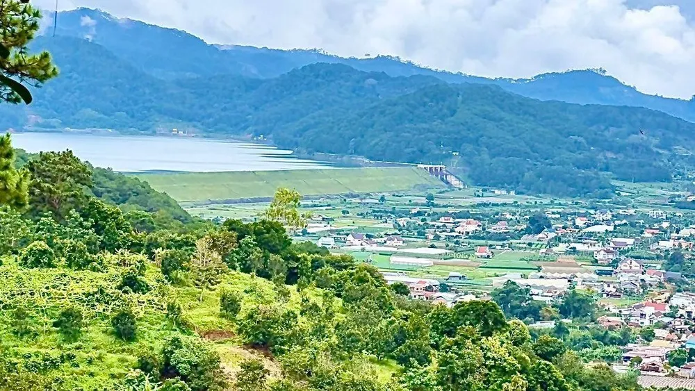 Hồ thủy điện Đa Nhim xanh biếc. Ảnh: VÕ TÙNG