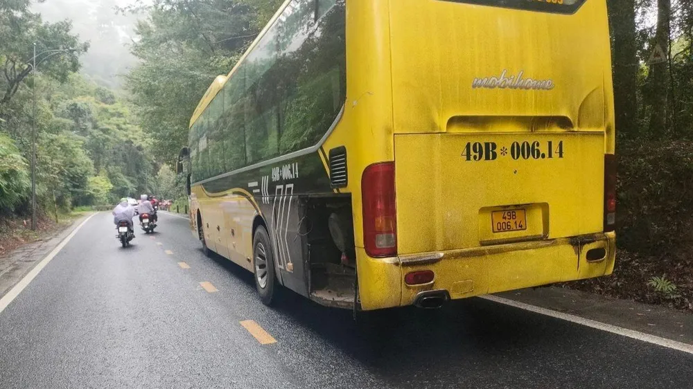 Chiếc xe 45 chỗ bị bể ống bơm dẫn nhớt khi leo đèo Prenn. ẢNh VT