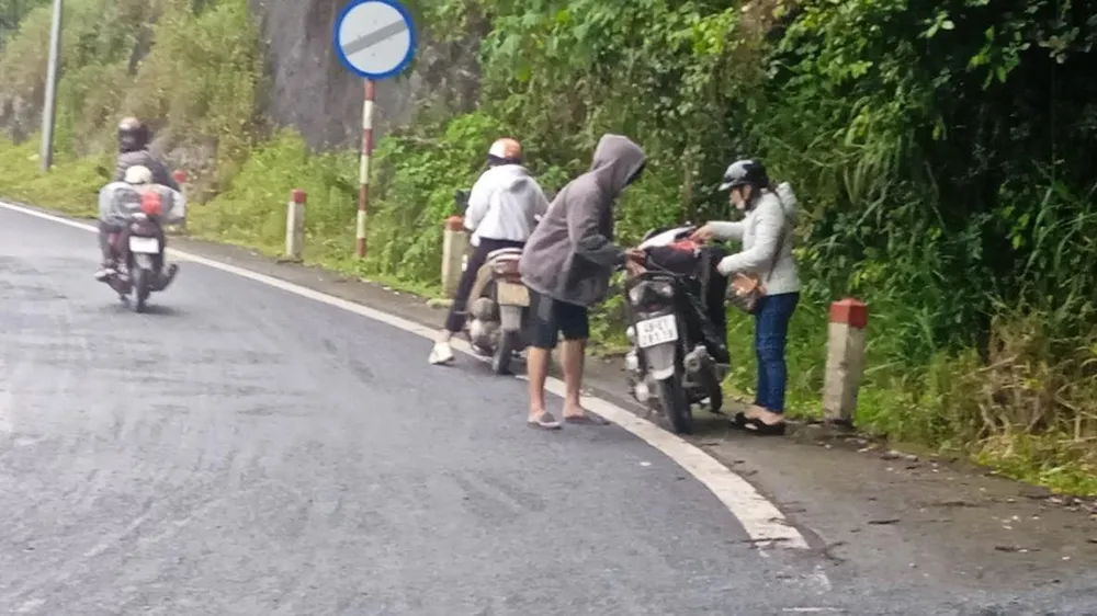 Nhiều phương tiện bị té ngã. Ảnh VT