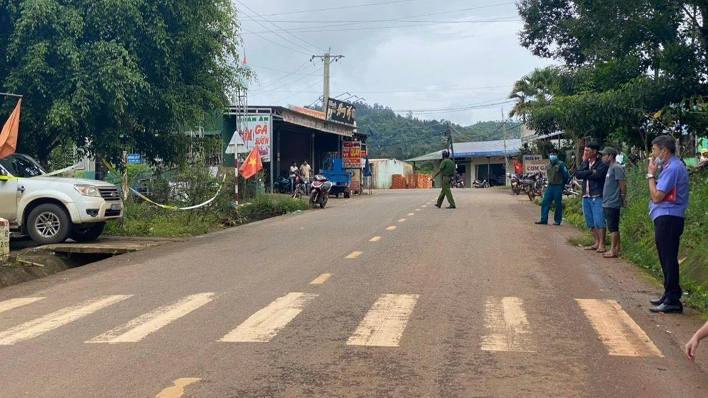 Cơ quan chức năng đang khám nghiệm hiện trường, khám nghiệm tử thi để điều tra vụ việc. Ảnh VT Cơ quan chức năng đang khám nghiệm hiện trường, khám nghiệm tử thi để điều tra vụ việc. Ảnh VT