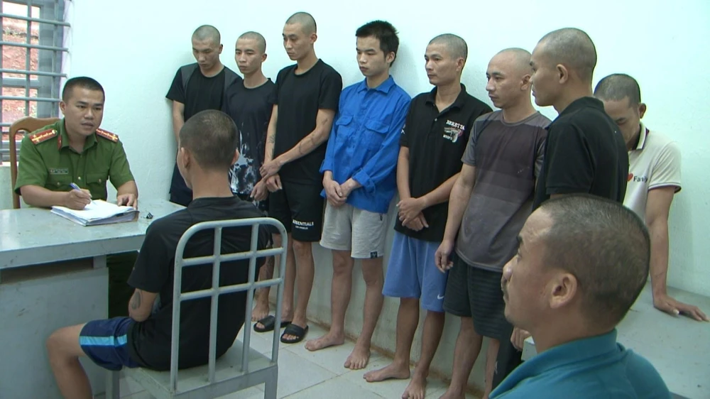 Nhóm thanh niên bị công an bắt giữ. Ảnh TIẾN DŨNG