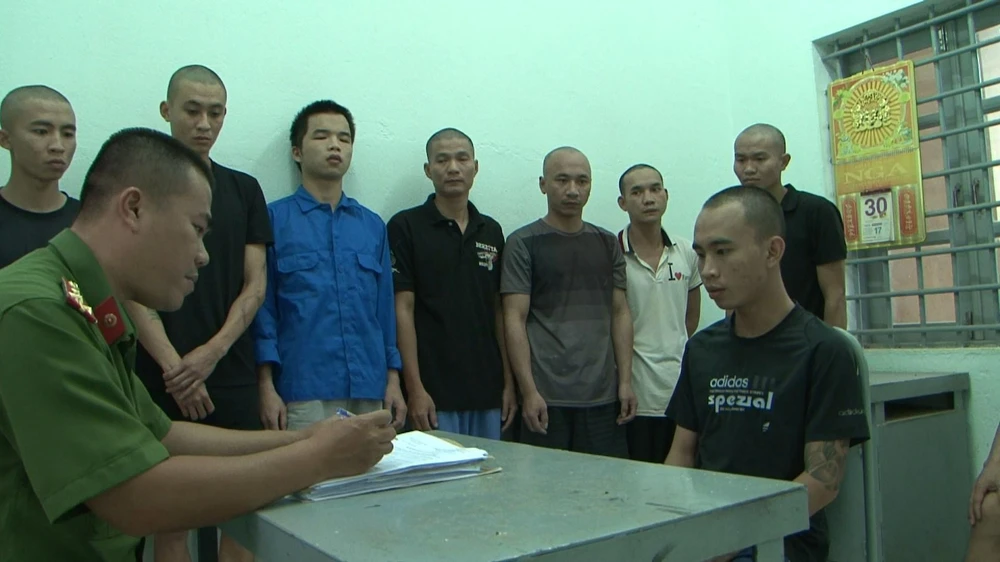 10 thanh niên bị bắt giam vì gây ra vụ hỗn chiến. Ảnh TIẾN DŨNG