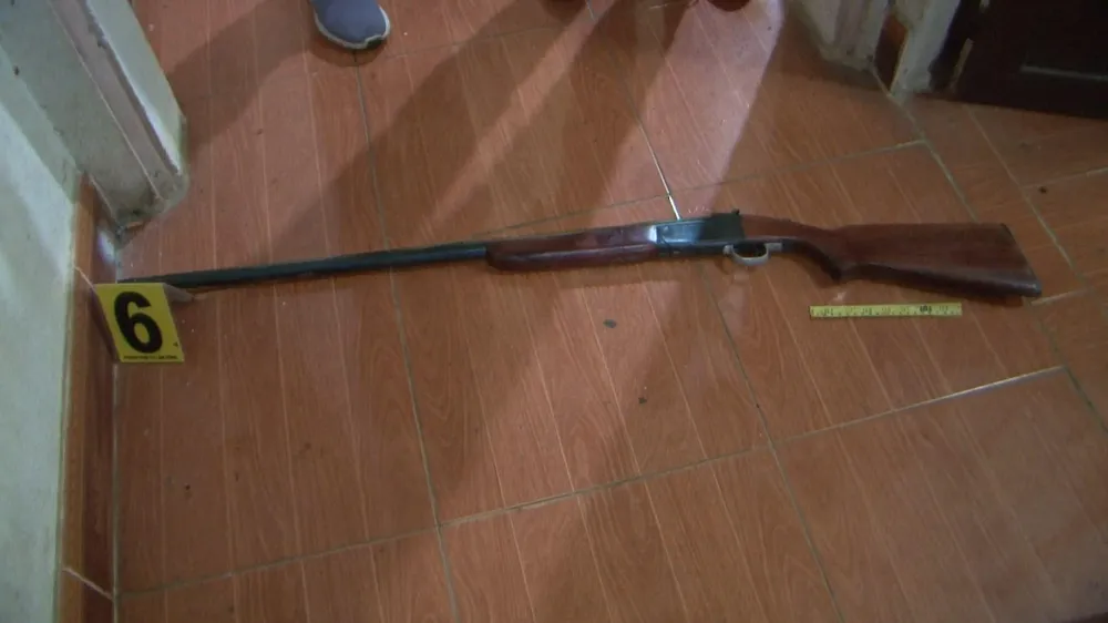 Công an huyện Bảo Lâm thu hồi hàng trăm súng tự chế các loại. Ảnh TIẾN DŨNG