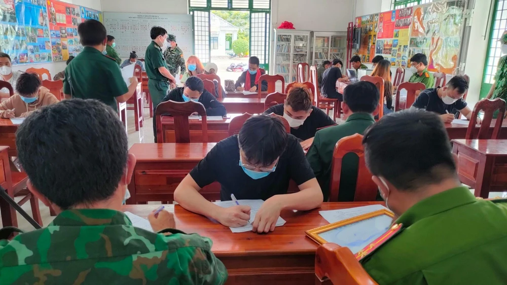 Các công dân làm các thủ tục cần thiết trước khi trở về địa phương. Ảnh VT