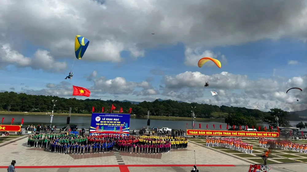 Biểu diễn Dù lượn có động cơ kéo Quốc kỳ và Cờ Đại hội chào mừng khai mạc. Ảnh VT