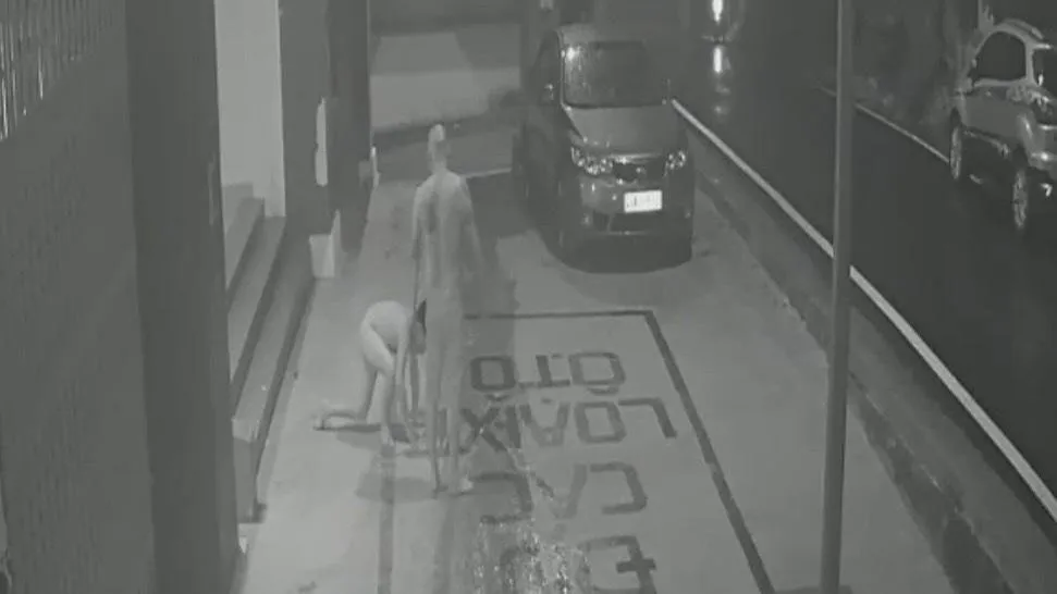 Ngoài đánh đập, ông bố còn bắt con trai cởi quần áo, quỳ giữa trời lạnh. Ảnh cắt từ clip