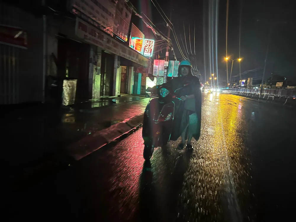 Nhiều người phải dắt bộ vì xe chết máy. Ảnh VÕ TÙNG