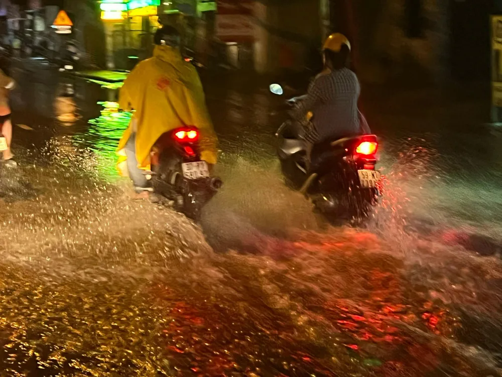 Nhiều người dân đánh liều chạy xe về nhà. Ảnh VÕ TÙNG