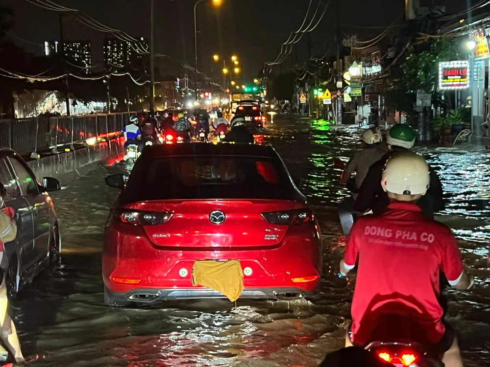 Chiếc ô tô cũng chết máy, nằm giữa QL1K. Ảnh VÕ TÙNG