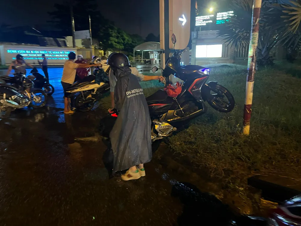 Hàng chục xe máy bị ngập, nước tràn vào ống pô. Ảnh VÕ TÙNG