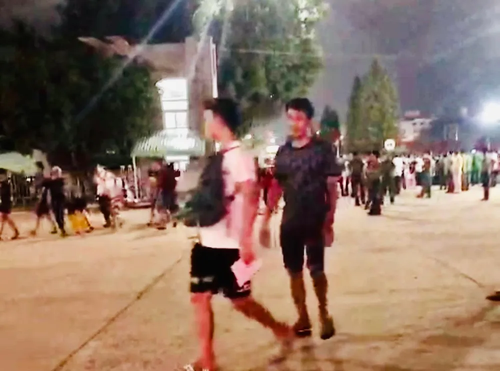 Bộ đội Biên phòng Tây Ninh phải làm việc xuyên đêm để giải quyết các thủ tục theo quy định, giúp công dân sớm về quê. Ảnh: CTV Bộ đội Biên phòng Tây Ninh phải làm việc xuyên đêm để giải quyết các thủ tục theo quy định, giúp công dân sớm về quê. Ảnh: CTV